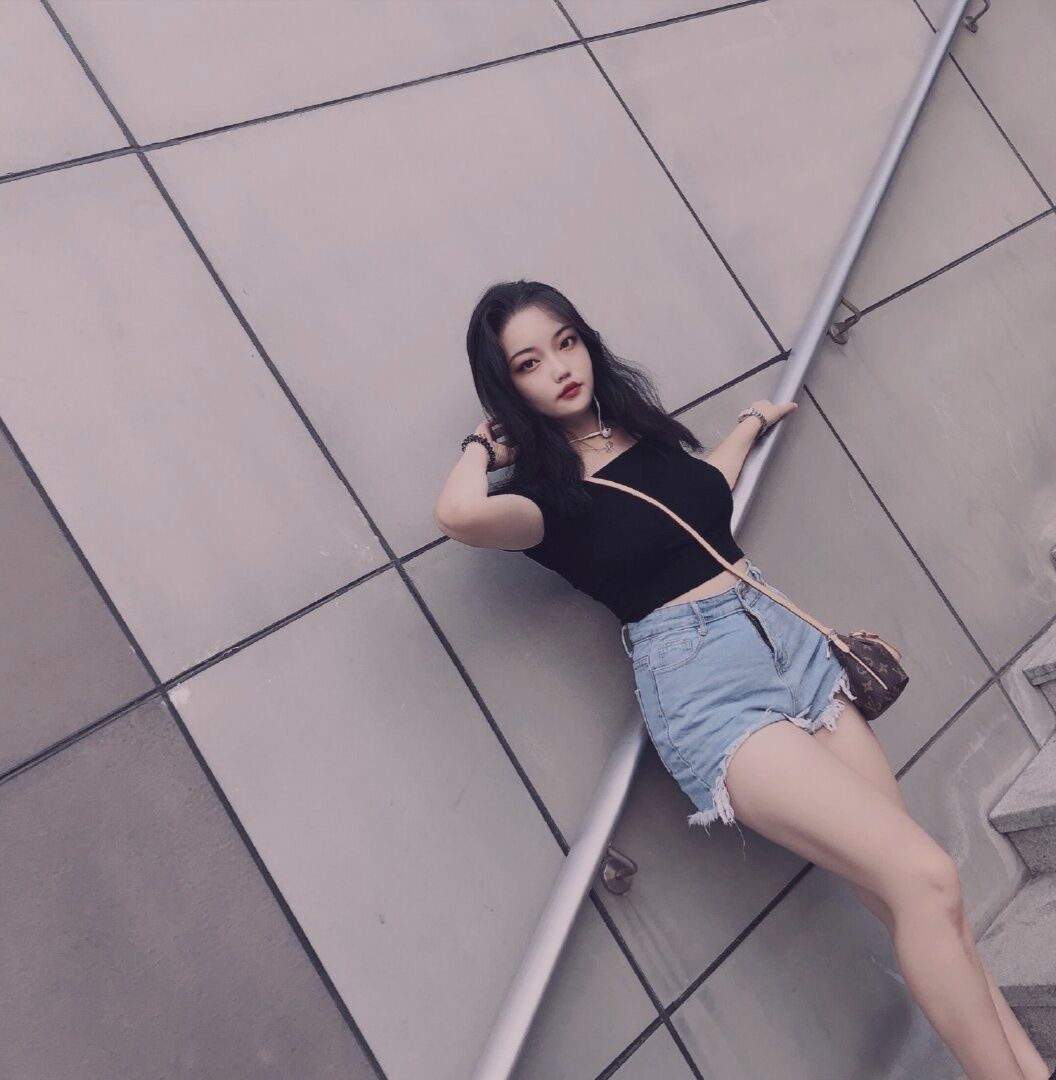 婀娜多姿的高欲望小姐姐